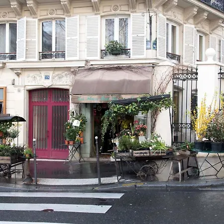 Veeve - Painting The Streets Of Pigalle Apartment